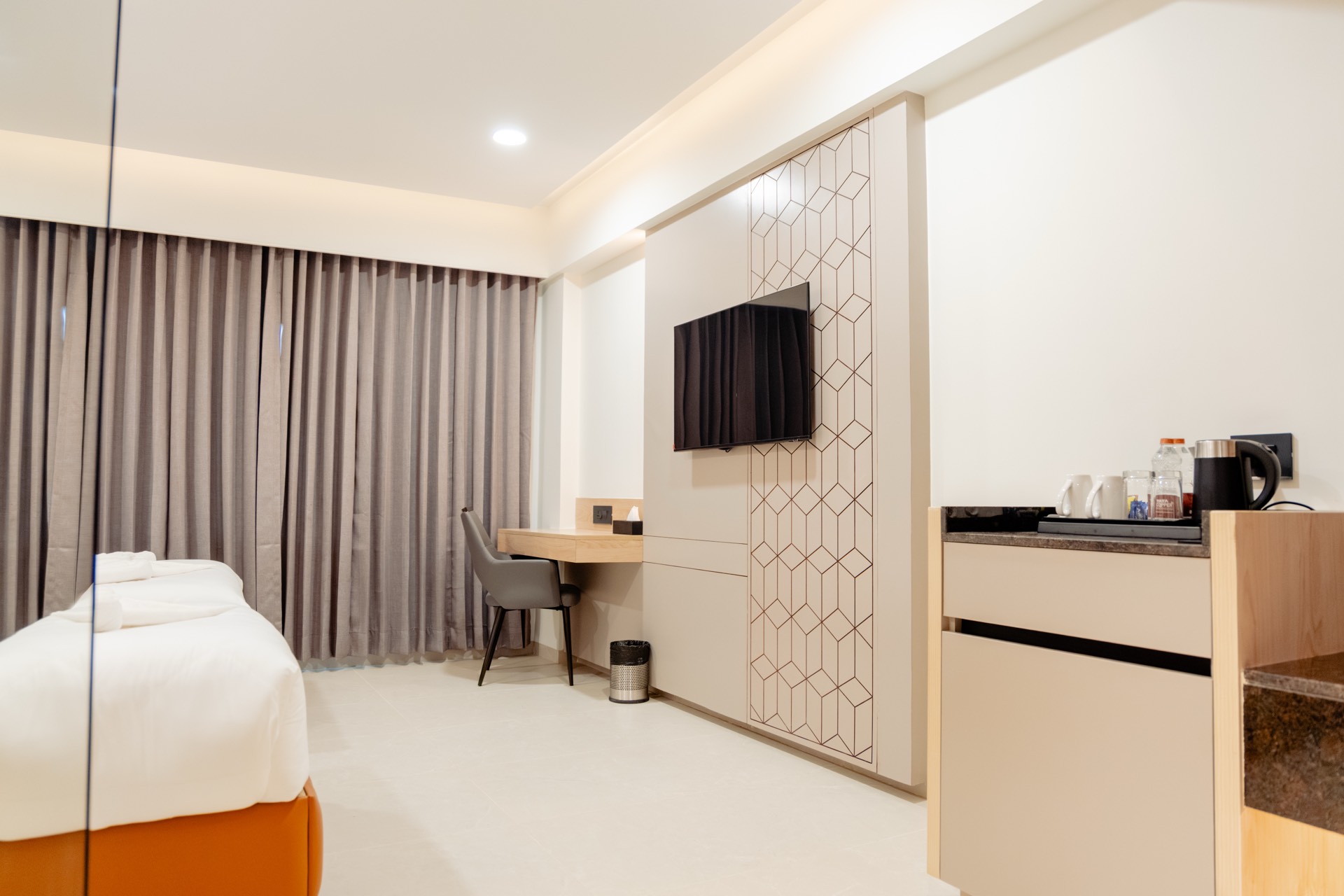 Superior Twin Room desk area
